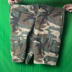Abercrombie & Fitch Camo Cargo Shorts — Size 33